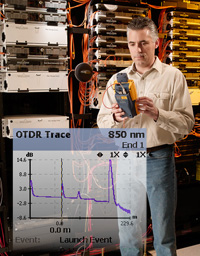 使用 DTX Compact OTDR 的技術(shù)人員